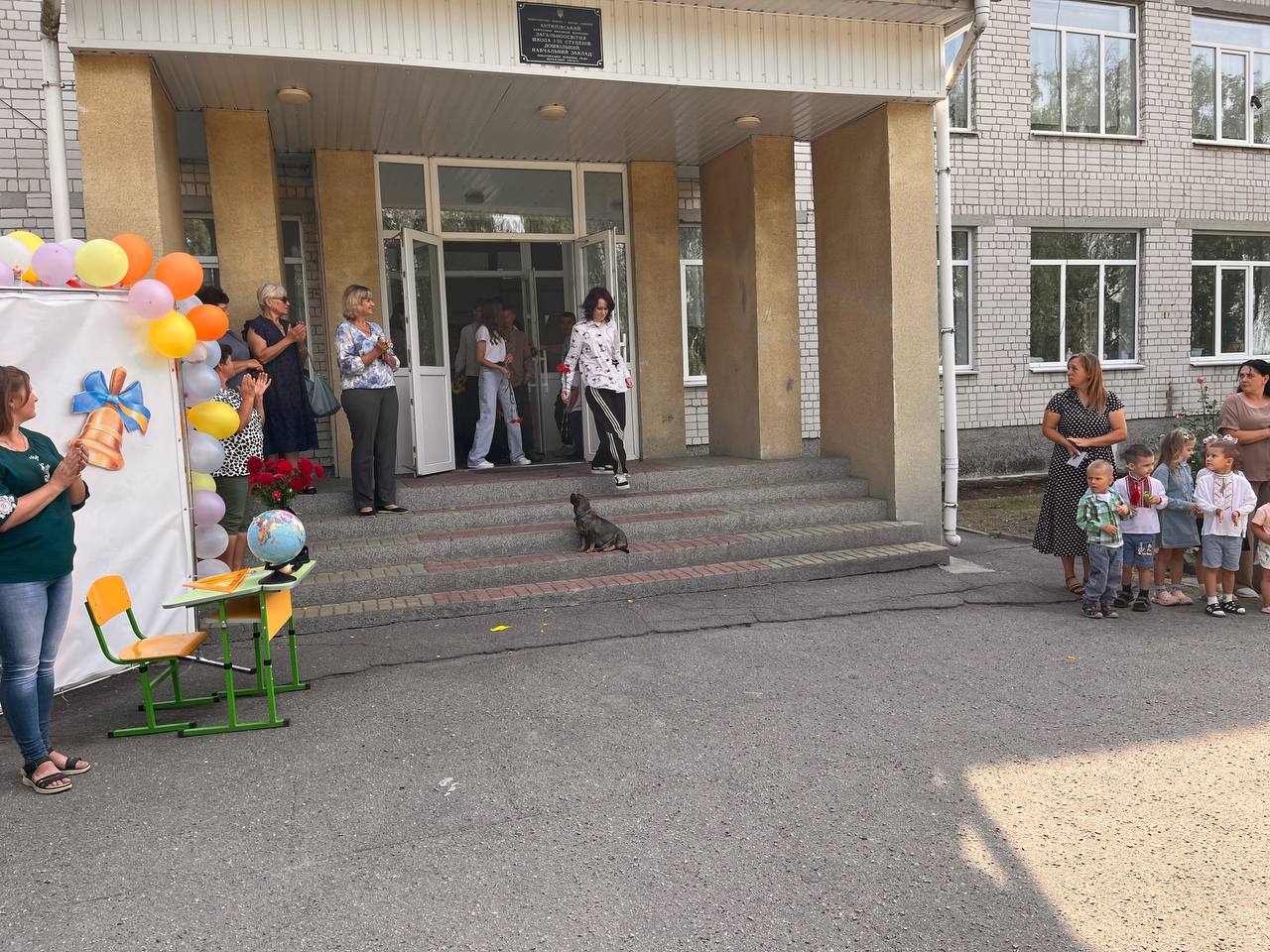 Учасники свята біля входу до Антипівської гімназії